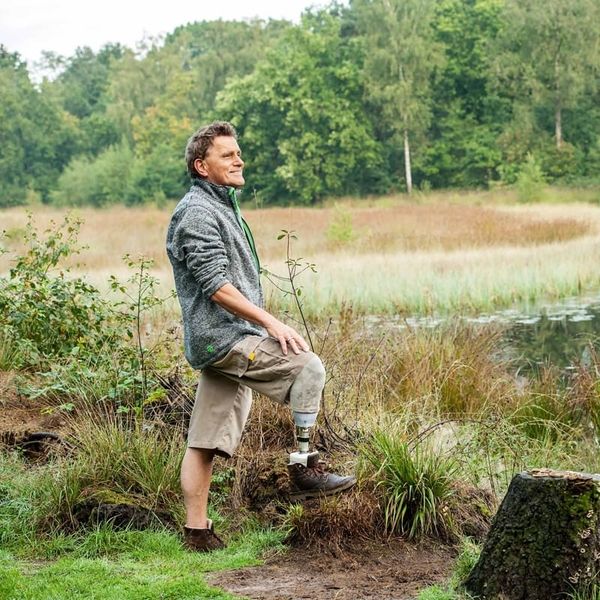 Ein Mann mit eine Prothese im Wald