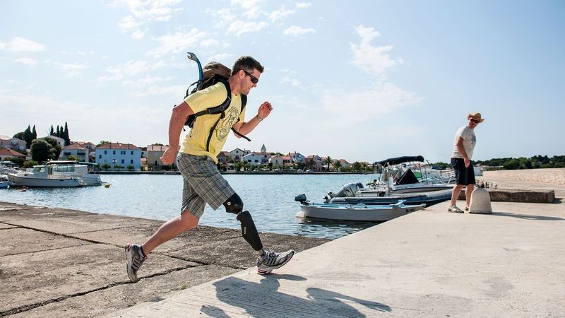 Ein Mann mit einer Prothese rennt