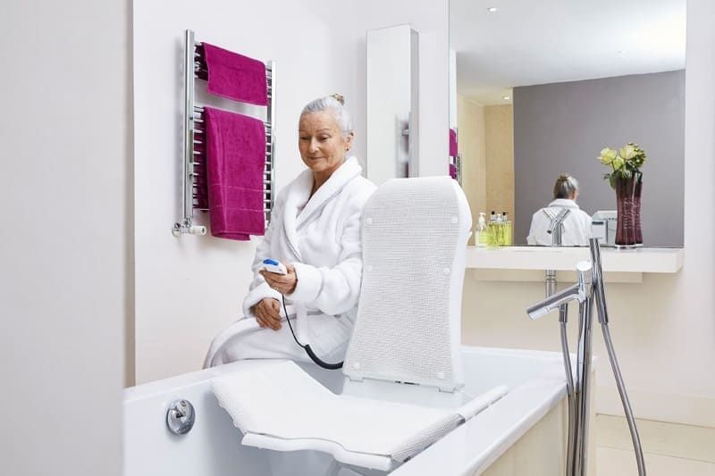 Eine ältere Frau lässt das Badewasser ein