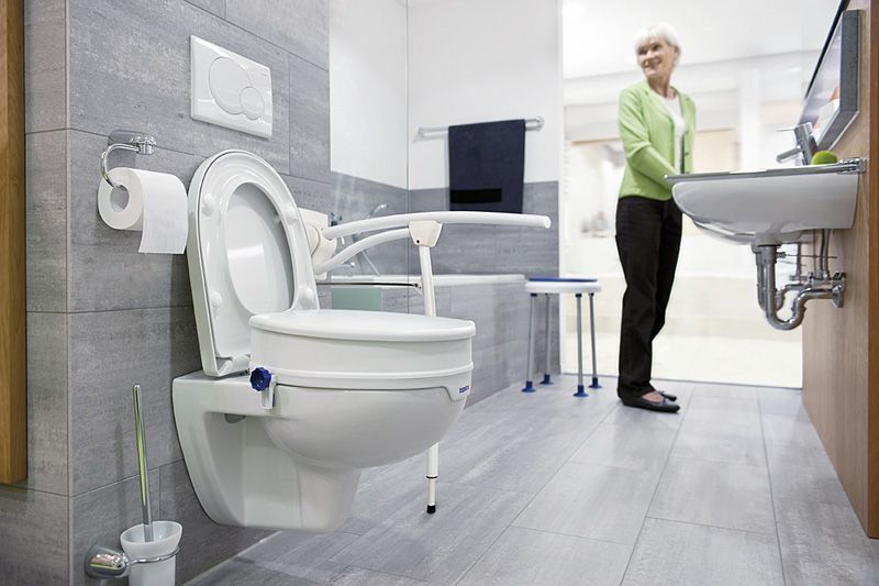 Eine ältere Frau wäscht sich die Hände nach einem Toilettengang