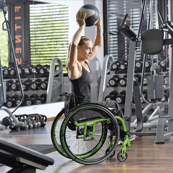 Eine Frau im Rollstuhl macht Sport