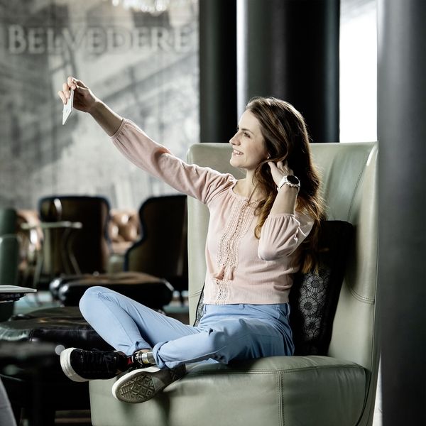 Eine Frau mit Prothese macht ein Selfie